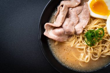 domuz eti ve yumurta - Japon tarzı ile TONKOTSU ramen erişte