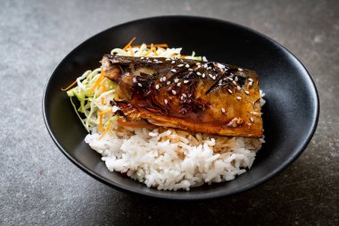saba balık tepesinde tabağı - Japon tarzı üzerinde teriyaki soslu ızgara
