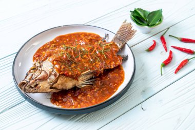 Derin kızarmış balık biber sosu ile