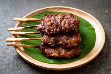 Beyaz pilavlı ızgara süt domuzu. Tayland sokak yemeği tarzı.