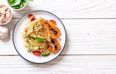 ızgara karides ve domates - İtalyan Füzyon gıda tarzı ile tavada kızartılmış spagetti