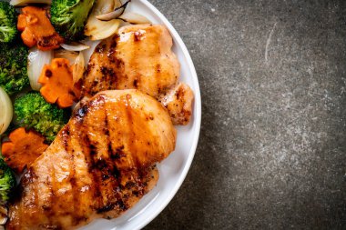 çukurunu tavuk göğsü biftek sebze (brokoli, havuç, soğan ile)