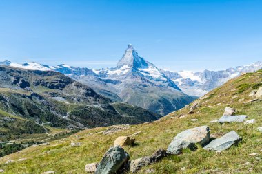İsviçre, Zermatt 'taki Matterhorn zirvesi manzaralı güzel bir dağ manzarası..