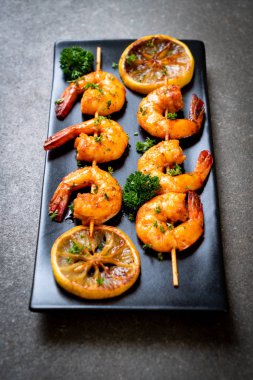 Limon - deniz ürünleri tarzı ile ızgara kaplan karides şiş