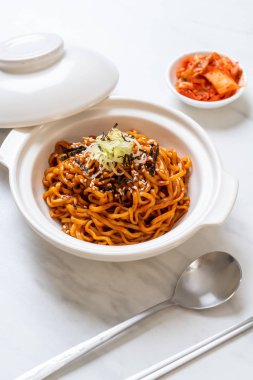 Kore sıcak ve baharatlı anlık noodle kimchi - Kore yemeği tarzı ile
