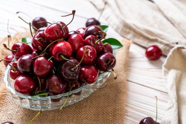 Ahşap arka planda taze kirazlar