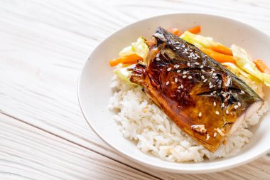 saba balık tepesinde tabağı - Japon tarzı üzerinde teriyaki soslu ızgara