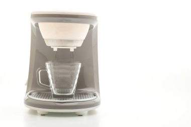 Kahve makinesi beyaz arkaplanda izole edilmiş.