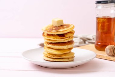 tereyağı ve bal ile krep yığını