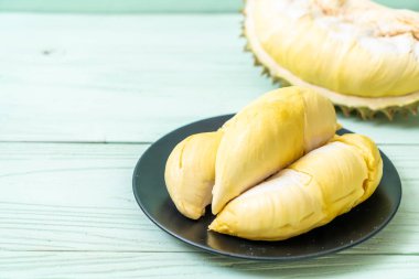 Ahşap zemin üzerinde taze Durian meyvesi