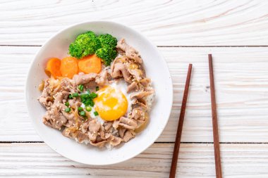 Donburi, domuz eti Pilav kasesi onsen yumurta ve sebze - Japon gıda tarzı