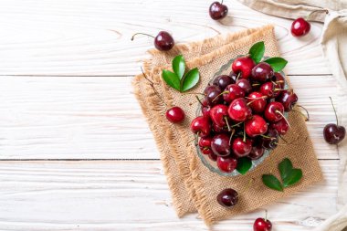 Ahşap arka planda taze kirazlar