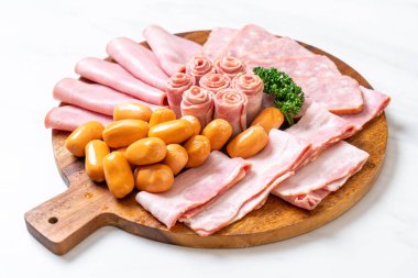 pastırma, sosis, jambon füme ve barbekü pastırma ahşap tahta üzerinde