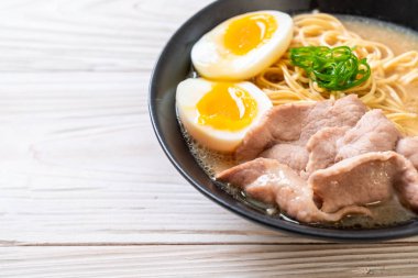 domuz eti ve yumurta - Japon tarzı ile TONKOTSU ramen erişte