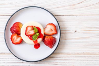taze çilek - sağlıklı yemek ve tatlı ile yoğurt puding