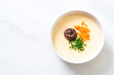 sebze, mantar ve havuç ile ev yapımı haşlanmış yumurta