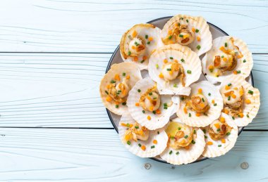 Kızarmış deniz tarağı, tereyağı ve sarımsak.