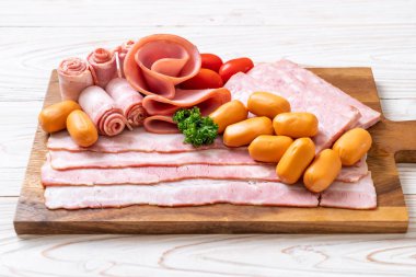 pastırma, sosis, jambon füme ve barbekü pastırma ahşap tahta üzerinde