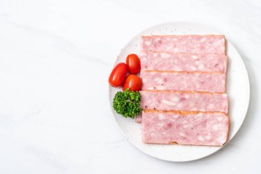 dilimlenmiş taze çiğ pastırma Barbekü