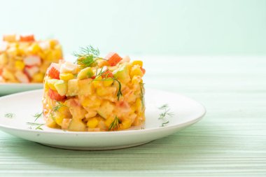 meyve salatası (elma, Mısır, papaya, ananas) - yengeç sopa ile karışık sağlıklı gıda tarzı