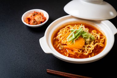 Yumurta, sebze ve kimchi ile Kore usulü baharatlı hazır erişte.