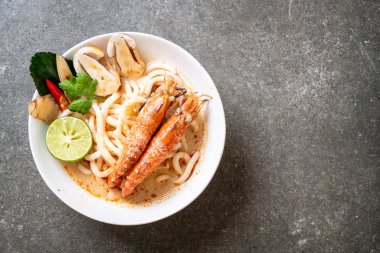 Baharatlı karides udon ramen noodle (Tom Yum Goong) - Japon füzyon gıda tarzı