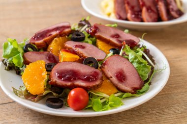 Izgara ördek göğsü sebze salatası ile