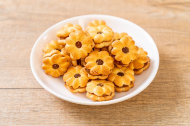 Hindistan cevizli bisküvi ve ananas reçeli.