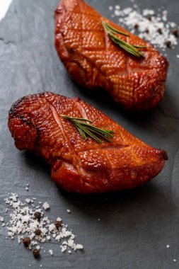 Kızarmış ördek göğsü siyah arduvaz plaka üzerinde