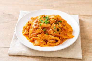 Kore usulü kimchi ile kızartılmış domuz eti.