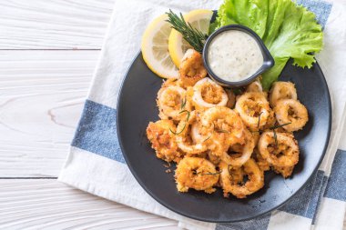 Kızarmış squids ve ahtapot (kalamar) soslu - sağlıksız gıdalar