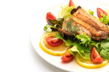 Beyaz arka plan üzerinde izole vagetable ile biftek ızgara balığı balık