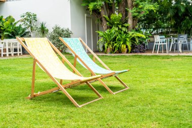 plaj sandalyesini bahçesinde çimenlerin üzerinde