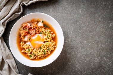 Kimchi ve yumurta - Korece ramen tarzı ile Kore anlık erişte