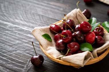 Ahşap arka planda taze kirazlar