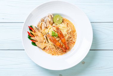 Baharatlı karides spagetti makarna (Tom Yum Goong) - İtalyan Füzyon gıda tarzı