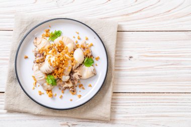 Kızarmış kalamar ya da tabakta sarımsak olan ahtapot.