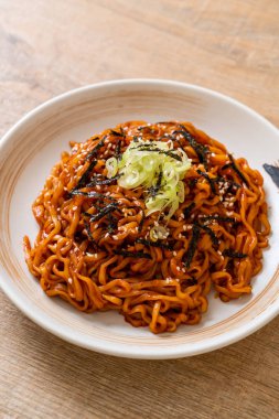 Kore sıcak ve baharatlı anlık noodle kimchi - Kore yemeği tarzı ile