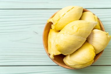 Ahşap zemin üzerinde taze Durian meyvesi