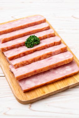 dilimlenmiş taze çiğ pastırma Barbekü