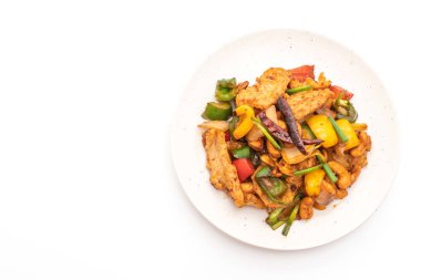 Kaju fıstığı beyaz arka plan üzerinde izole ile tavada kızartılmış tavuk