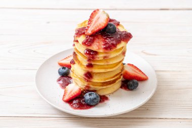 çilek, yaban mersini ve berry sos ile gözleme