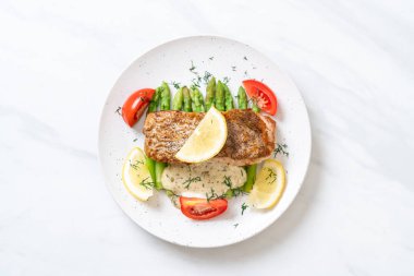 Izgara balık bifteği.