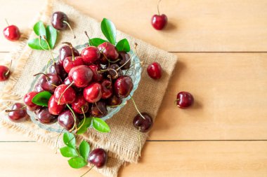 Ahşap arka planda taze kirazlar