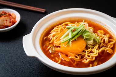 Yumurta, sebze ve kimchi ile Kore usulü baharatlı hazır erişte.