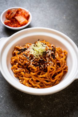 Kore sıcak ve baharatlı anlık noodle kimchi - Kore yemeği tarzı ile