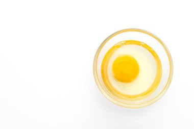 Kırık yumurta ve beyaz arka plan üzerinde izole kabuk