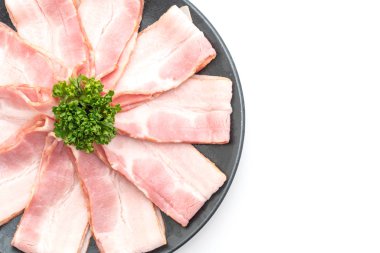 Dilimlenmiş domuz pastırması beyaz arka planda izole edilmiş.