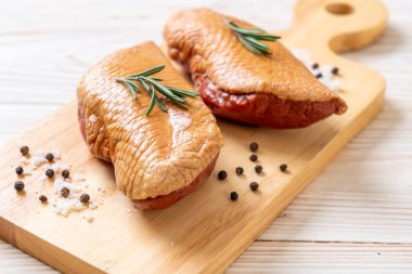 taze çiğ ördek göğsü malzemelerle ahşap tahta üzerinde