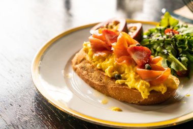 kek yumurta salatası tost ile somon füme